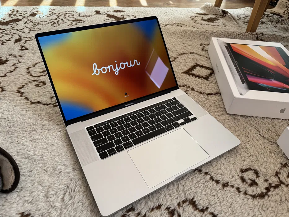 MacBook Pro 16” 2019 8 core i9 2.4gh Radeon 5500m 4gb 32 GB Ram 512ssd